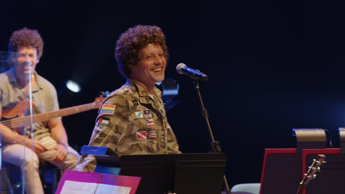 deckdisc's tweet photo. Mais Chico Chico com orquestra? Fui eu que pedi, sim! 😍 

Já está disponível “1º Ato (Ao Vivo)”, EP que reúne gravações ao vivo do Chico com a Orquestra Sesiminas. O projeto inclui “Admirável Gado Novo”, clássico de Zé Ramalho, além das autorais “Toada”, “Vai” e “A Felicidade”. https://t.co/U9iaQik7HA