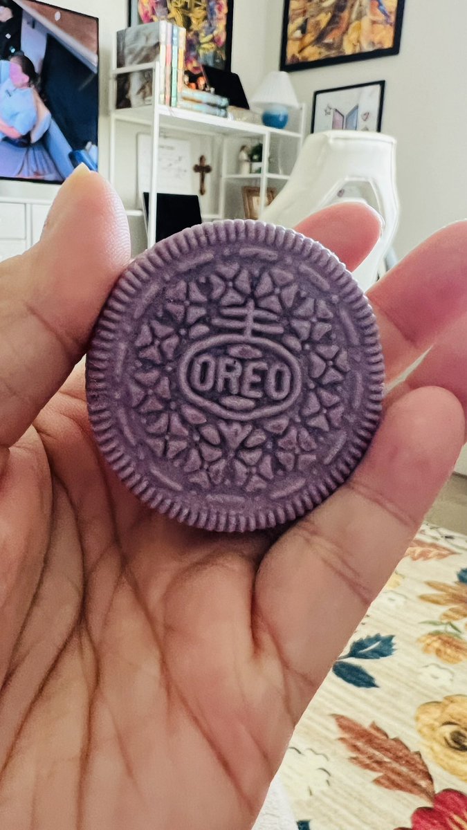 Ompeng's tweet photo. I tried this Oreo and my gawd it was very sweet but good. It does taste like a pancake. 
But I can only eat one at a time. 

#BTS_Oreo 
#BTS https://t.co/ZnWJgbDWcB