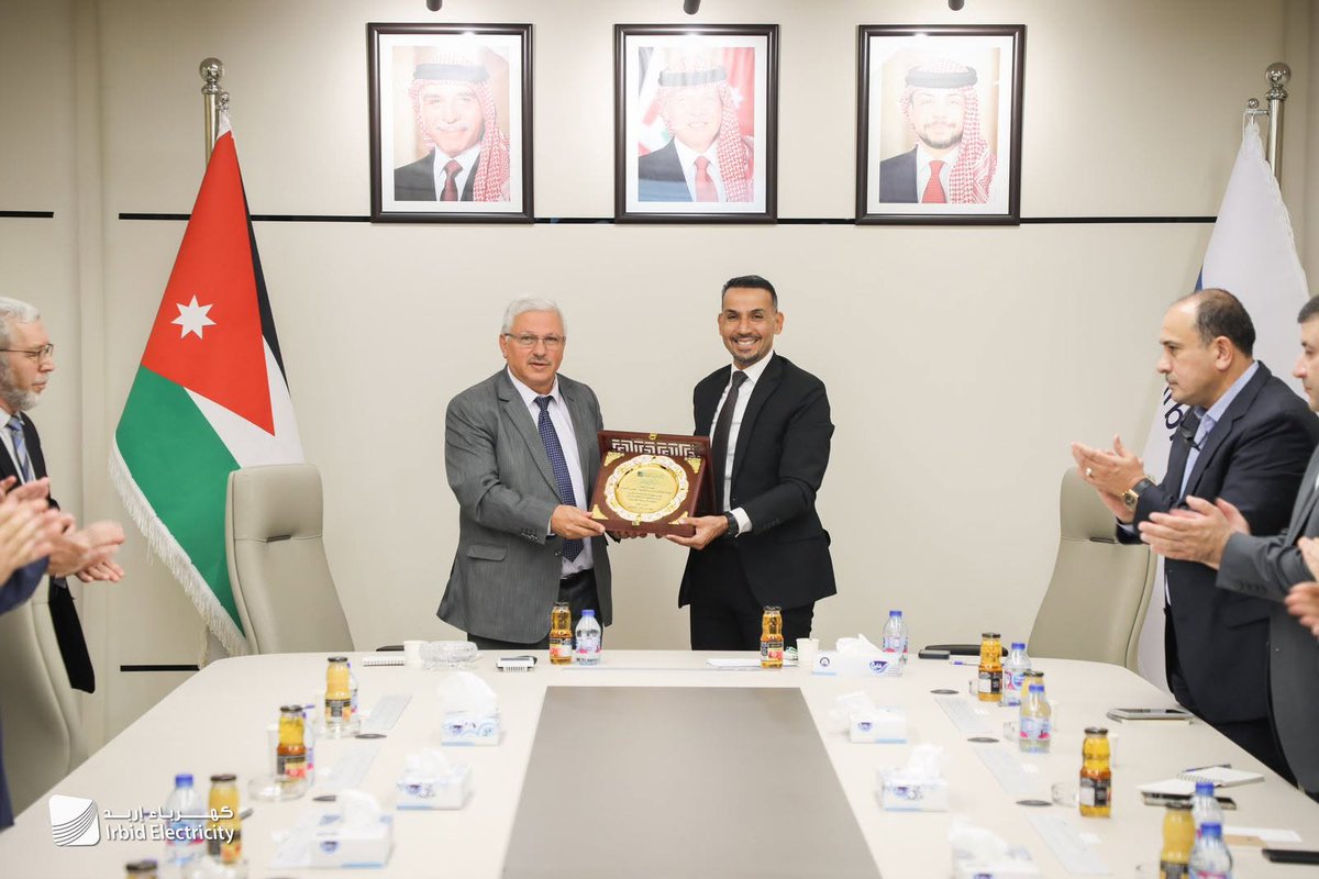 Senatejordan's tweet photo. عمان  8 حزيران  ( مجلس الأعيان ) _ زارت لجنة الطاقة والثروة المعدنية في مجلس الأعيان برئاسة العين المهندس فاروق الحياري شركة كهرباء محافظة إربد، حيث اطلعت على أبرز إنجازاتها ومشاريعها الاستراتيجية وخططها المستقبلية. وأكد الحياري أهمية دور الشركة في ضمان استمرارية وجودة الخدمة الكهربائية ودعم أهداف رؤية التحديث الاقتصادي.
واستعرض مدير عام الشركة المهندس بشار التميمي جهود التحول الرقمي وتطوير مركز المراقبة والتحكم ومشروع العدادات الذكية التي بلغت نسبة تركيبها نحو 99 بالمائة حتى نهاية نيسان 2026، إضافة إلى استخدام تقنيات الذكاء الاصطناعي وبرامج التنبؤ بالأحمال لتعزيز كفاءة التشغيل واستمرارية الخدمة.
وأشاد أعضاء اللجنة بجهود الشركة في تطوير خدمات توزيع الكهرباء، مؤكدين أهمية مواصلة التحول الرقمي وتعزيز الأمن السيبراني وتبسيط إجراءات الخدمة وخفض الفاقد الكهربائي بما يتوافق مع التشريعات الناظمة للقطاع.

التفاصيل: https://t.co/4u5ssFjJs0