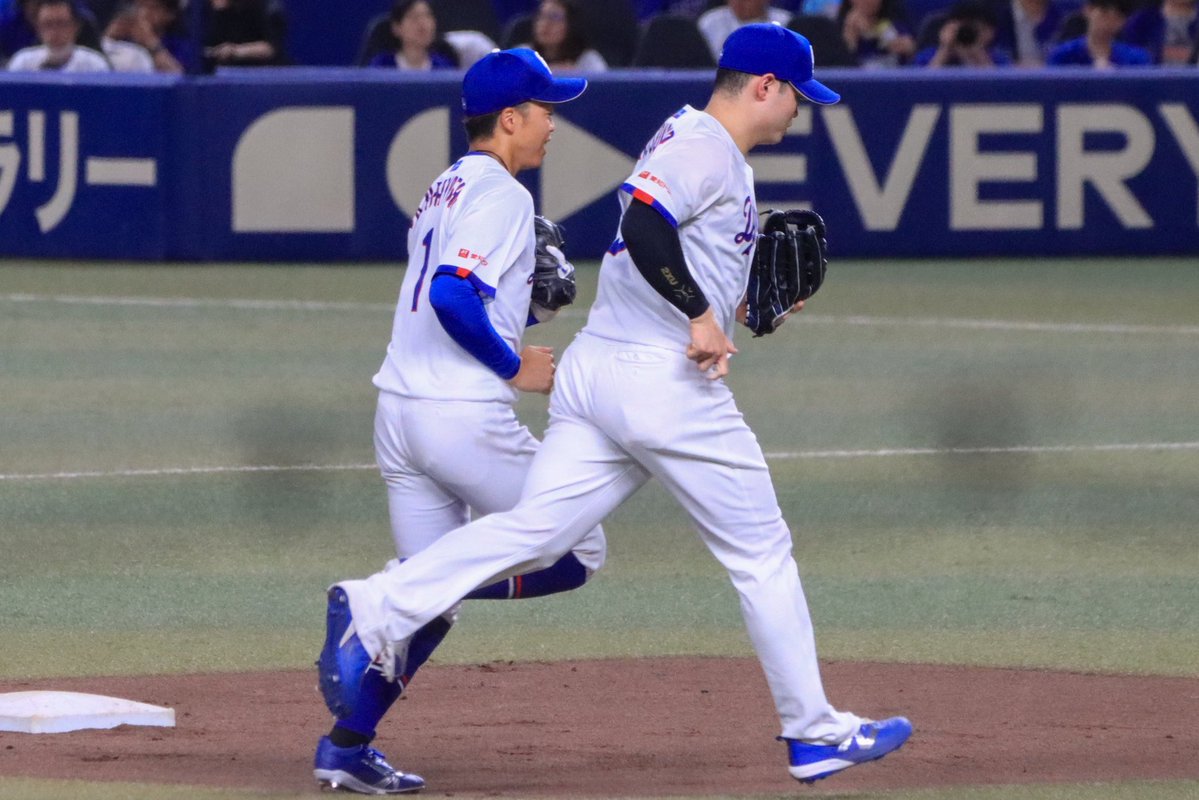 befree_k's tweet photo. 仲良くベンチに帰るはずなのに
たまに急に競争みたいに
ムキになって走る時あるwww

#細川成也
#岡林勇希 https://t.co/BhfdtDrR0n