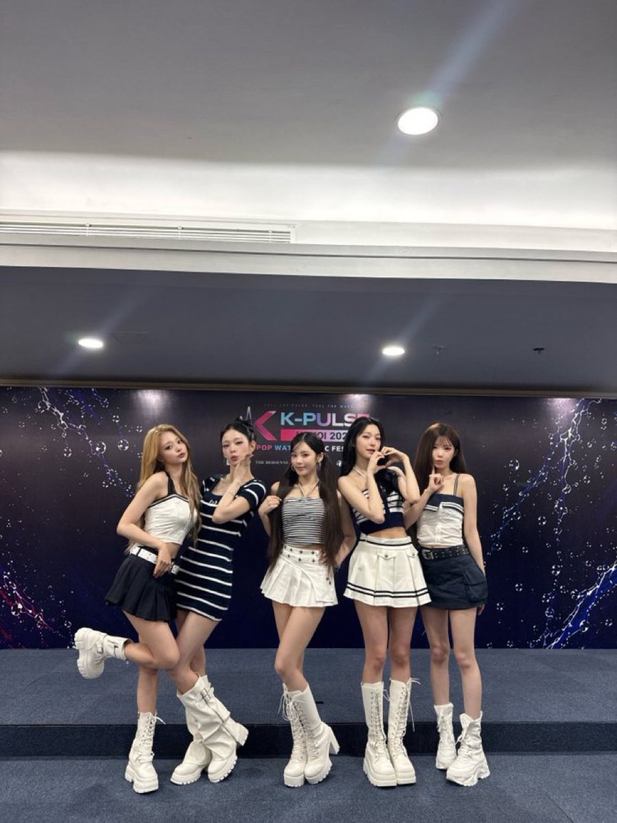 parkjhwon's tweet photo. Hanoi’s crowd was amazing and made us feel energized to give our best performance https://t.co/uBa2OBPdXe