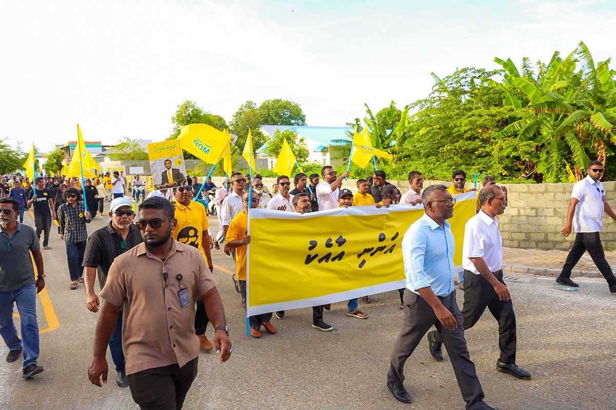 charly_thuthu's tweet photo. މި ލެވެލްގަ މިކަން ކުރަންޖެހޭނީ.

މީ މުޅިން އެހެން ލީގެއް 🔥

📍ވިލިގިއްލާ

#BoduBadhalu 
#VoteAnni 
#AnniForChair https://t.co/ghKgcdf6Od