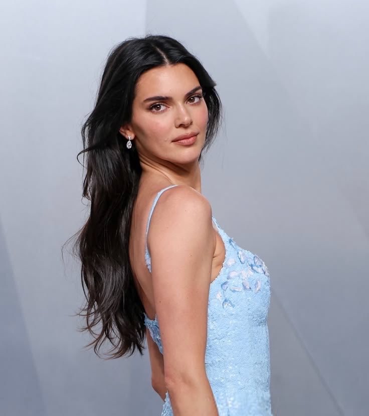 jurnalhabertr's tweet photo. Kendall Jenner, terapistinin kendisine önerdiği yöntemle nasıl daha iyi hissettiğini anlattı.

• Terapistim, çocukluk fotoğrafımı bulup banyo aynama asmamı önerdi.

• Eski fotoğraf albümlerine bakarken daha önce hiç görmediğim bir fotoğrafımı buldum.

• Fotoğrafta saçında fiyonk olan, elbise giymiş küçük bir kız çocuğuydum.

• Yüzümde kocaman bir gülümseme vardı.

• Onu banyo aynama yapıştırdım ve onunla konuşmaya başladım.

• Kendime karşı acımasız davrandığımı fark ettiğimde dönüp o fotoğrafa bakıyorum.

• O harika biri ve onu seviyorum diyorum.

• Bu yöntem, kendime daha şefkatli davranmama yardımcı oluyor.