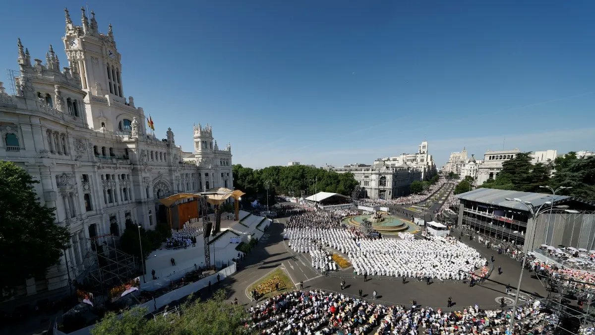 PTorrigiano's tweet photo. Y dicen que el catolicismo en España está en decadencia.  Ignorantes.  Un millón y medio de personas.  Ni en la época gloriosa del sanguinario Stalin en la Plaza Roja. Europa es Cristiana y mayoritariamente Católica... https://t.co/isCYQEtMBH