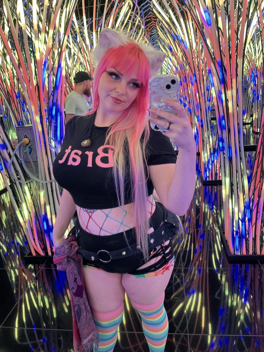 Itsfrecklesss's tweet photo. So much fun being a bratty kitty https://t.co/nsxX0WxgO1