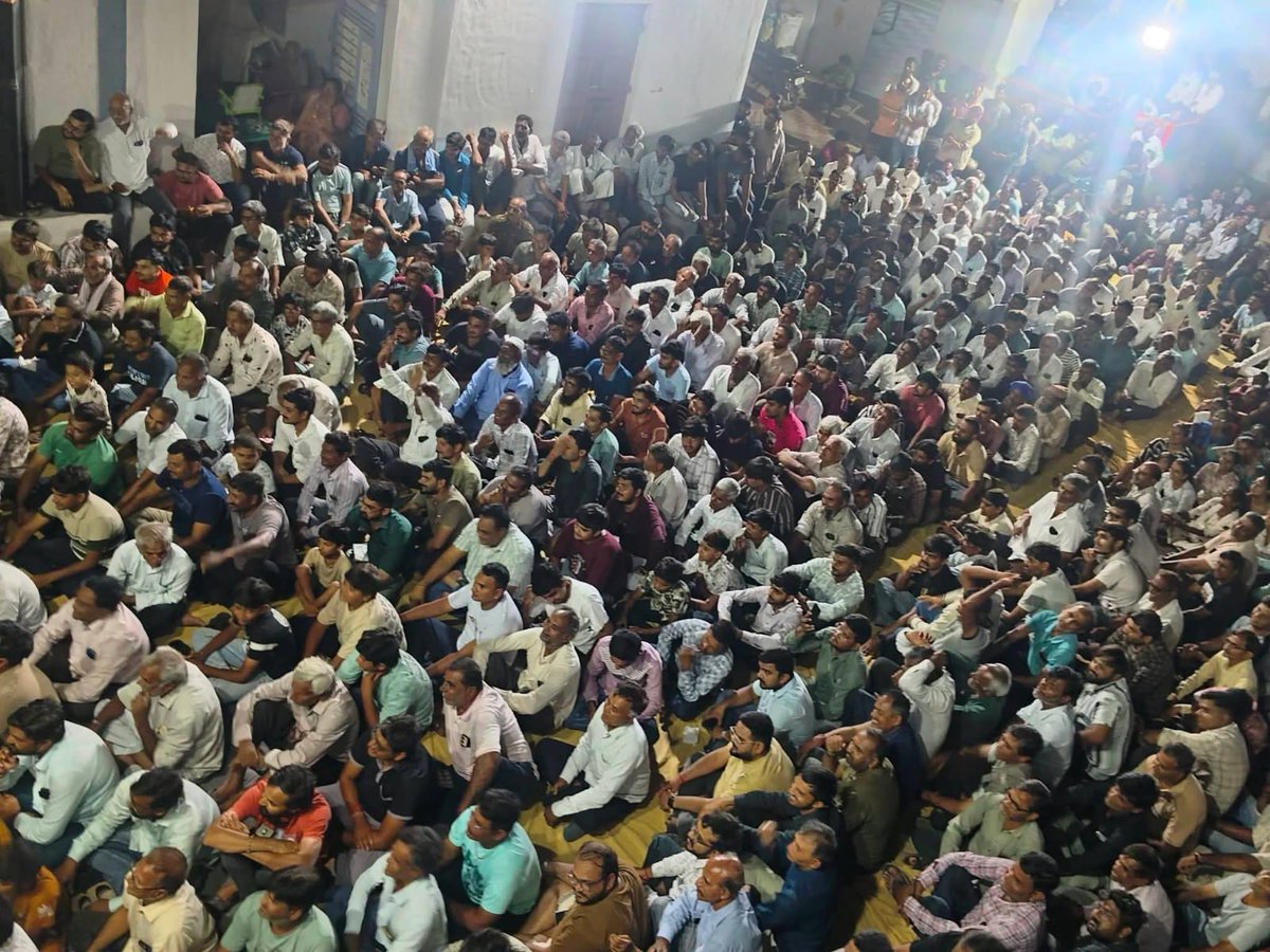 LaljiDesaiG's tweet photo. आज जेतपर गांव में हेवीज लाइन परियोजना के नाम पर कंपनी की दादागीरी के खिलाफ किसानों की विशाल सभा आयोजित की गई। किसानों के हक और जमीन की रक्षा के लिए हुए इस आंदोलन में बड़ी संख्या में किसान शामिल हुए और अपनी एकजुटता का परिचय दिया।

जय किसान! 🌾✊ https://t.co/cy0USdO4U0