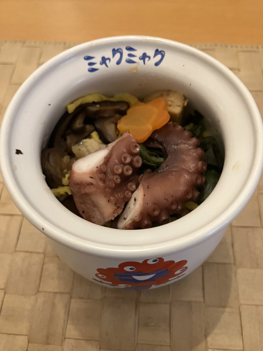 JQ3BWP's tweet photo. 昨日のランチ🍽️今年1月に予約していた淡路屋さんの「ミャクミャクのひっぱりだこ飯」が届いたのでランチで頂きました😍発売当初に食べて以来2回目でしたが、やっぱりめっちゃ美味しかった👍淡路屋さんありがとうございました‼️ごちそうさまでした😋ミャク‼️ https://t.co/5ZuT9RSxBg