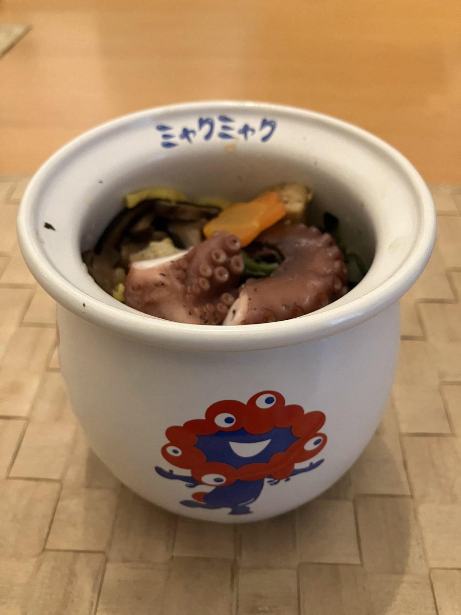 JQ3BWP's tweet photo. 昨日のランチ🍽️今年1月に予約していた淡路屋さんの「ミャクミャクのひっぱりだこ飯」が届いたのでランチで頂きました😍発売当初に食べて以来2回目でしたが、やっぱりめっちゃ美味しかった👍淡路屋さんありがとうございました‼️ごちそうさまでした😋ミャク‼️ https://t.co/5ZuT9RSxBg