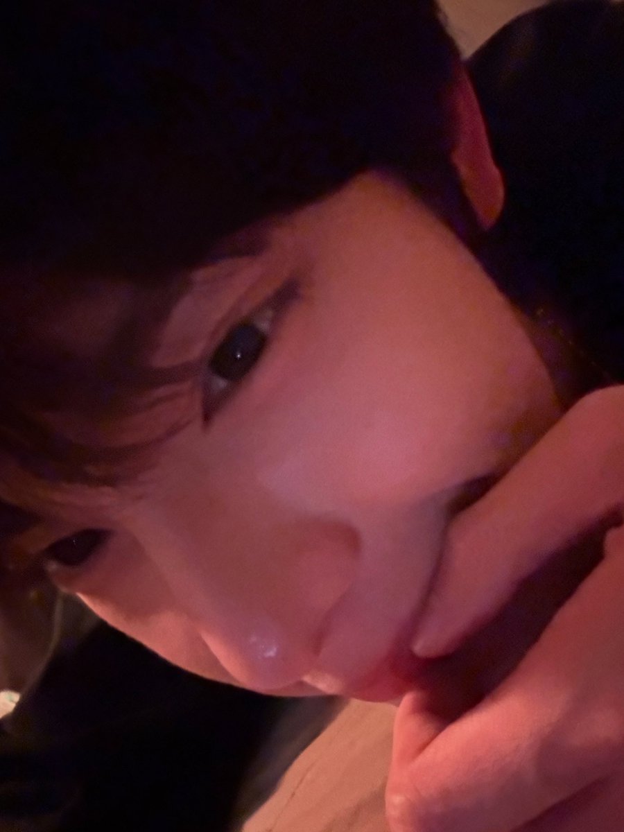 kkae_cc's tweet photo. 하 20분 차이로 온 침대셀카  이건붙여둘수밖에업지
너어무 연하공 연상수.. https://t.co/7QREZfTNQI
