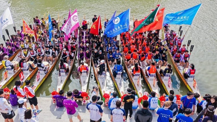 NankaiFocus's tweet photo. 🐉 Nankai triumphs at the Beijing-Tianjin-Hebei Dragon Boat Race!
With one heart, one paddle — our team powered through to the champion’s finish line. 🌊🏆
#NankaiWins #DragonBoatChampions #TriumphTogether https://t.co/w7hv36ElrN