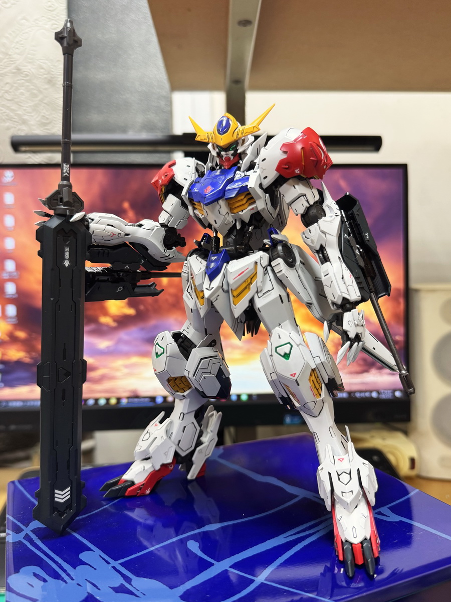 UPlamo's tweet photo. ※ MG Gundam Barbatos Lupus (1)

MG獵魔鋼蛋在2019年發售，表現頗受好評，想說接下來就一堆沿用....沒想到，除了配件包，它的直接升級版得到六年後才登場？！完全搞不懂B社規劃產品的邏輯。

這款的表現還是很不錯，Gundam Frame兼用部分，有部分新規零件用來改善問題。 https://t.co/m21IMWXoMc