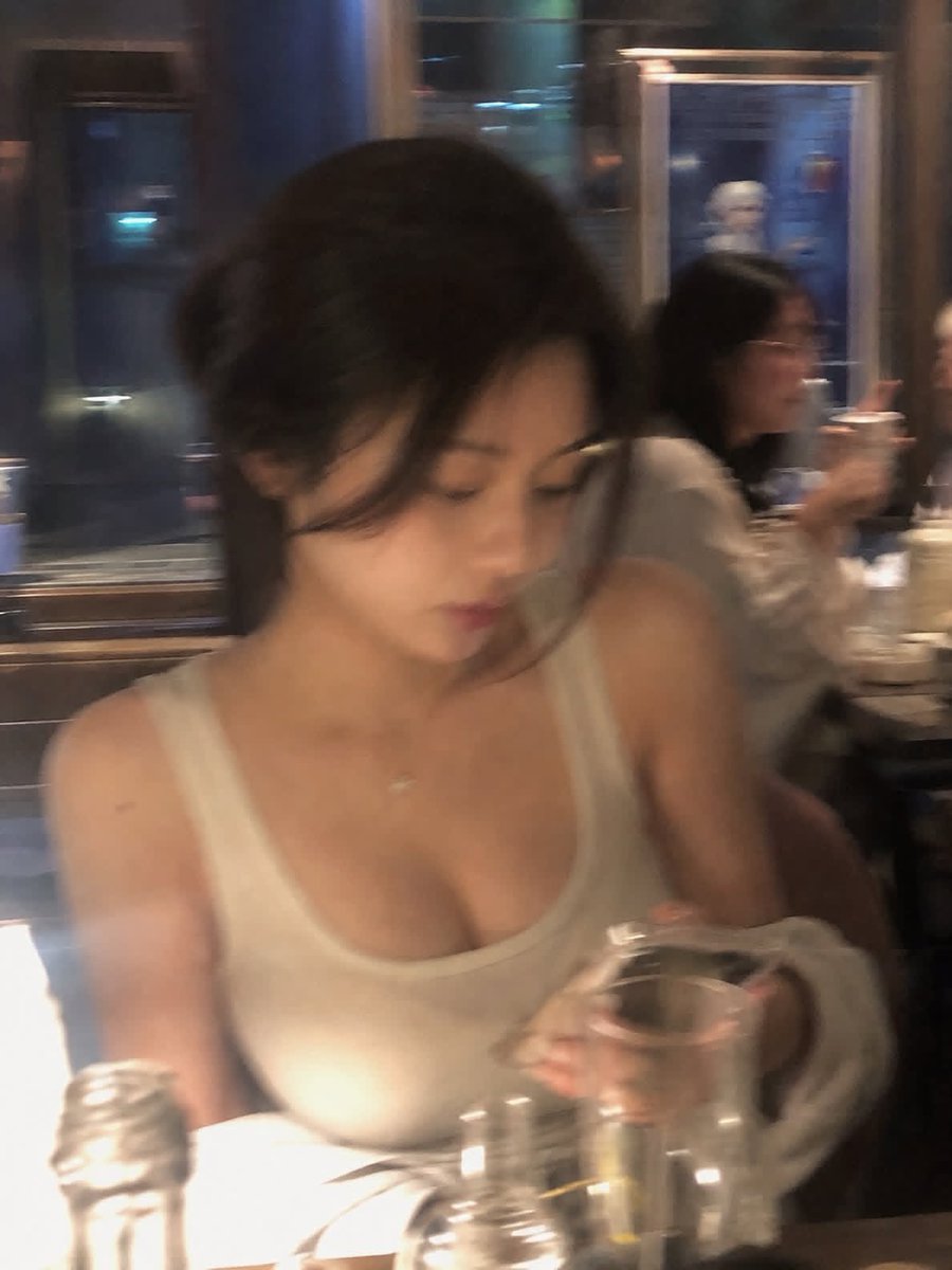 wadezone's tweet photo. 约会遇到这种女生，
赶紧跑，别问为什么！
没有几个戴妃包根本拿不下！ https://t.co/GdkKdh3QSv