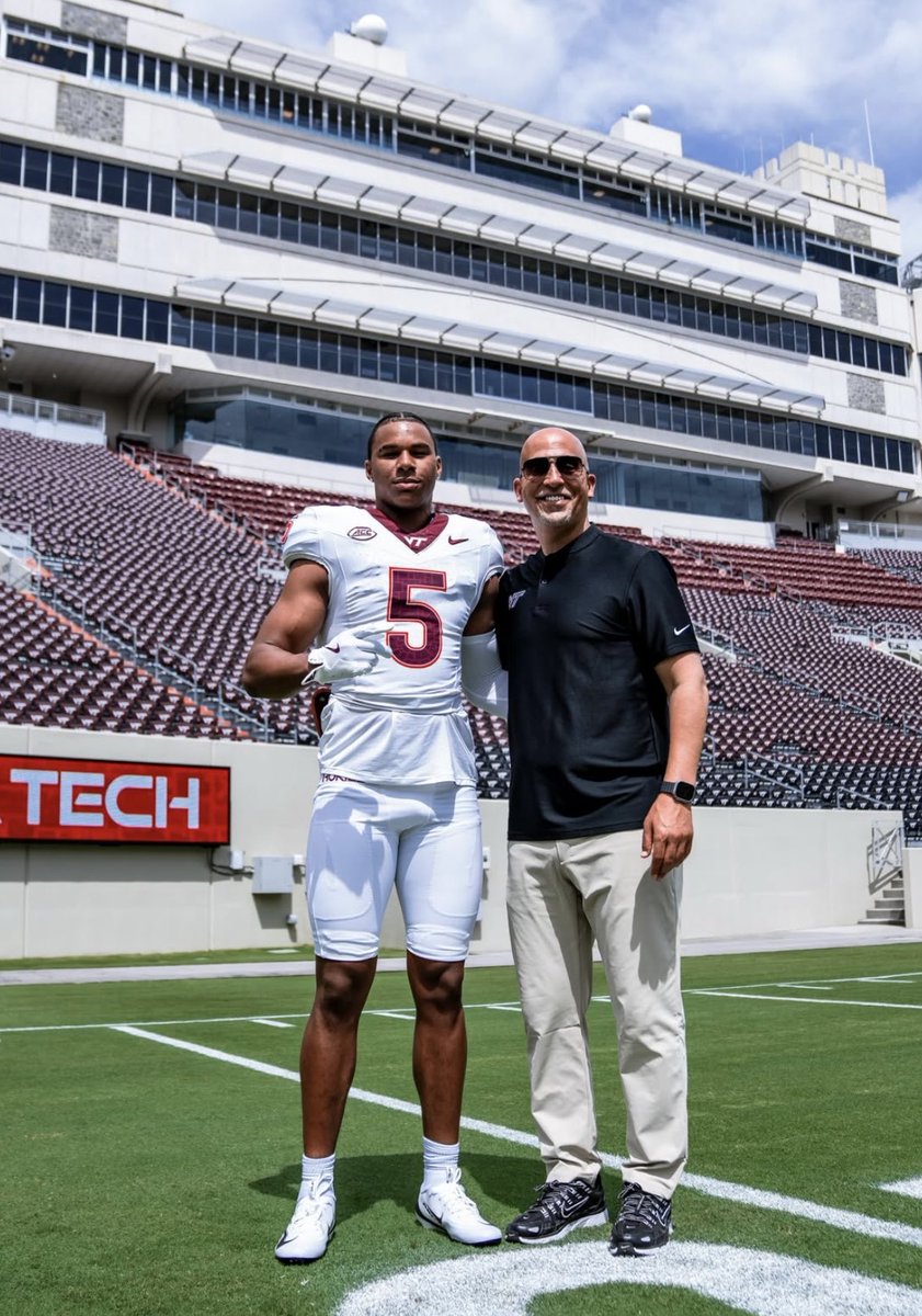 HokieWill540's tweet photo. Highest-rated TE recruit in program history😳🦃

@JordanKarhoff 

Already looks at home in Blacksburg👀🦃🏠‼️

#ThisIsHome #Hokies🦃 #LetsGoHokies #LGH https://t.co/2h7y2cqonz
