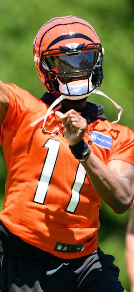 HelmetStalker's tweet photo. Bengals QB Josh Johnson is using a VICIS ZERO2 with an SO-212 facemask, PRIZM Clear Oakley visor and a Riddell hardcup chinstrap; he used a SportStar Victory XD chinstrap with the Commanders in 2025. https://t.co/MkBvyWJCNM