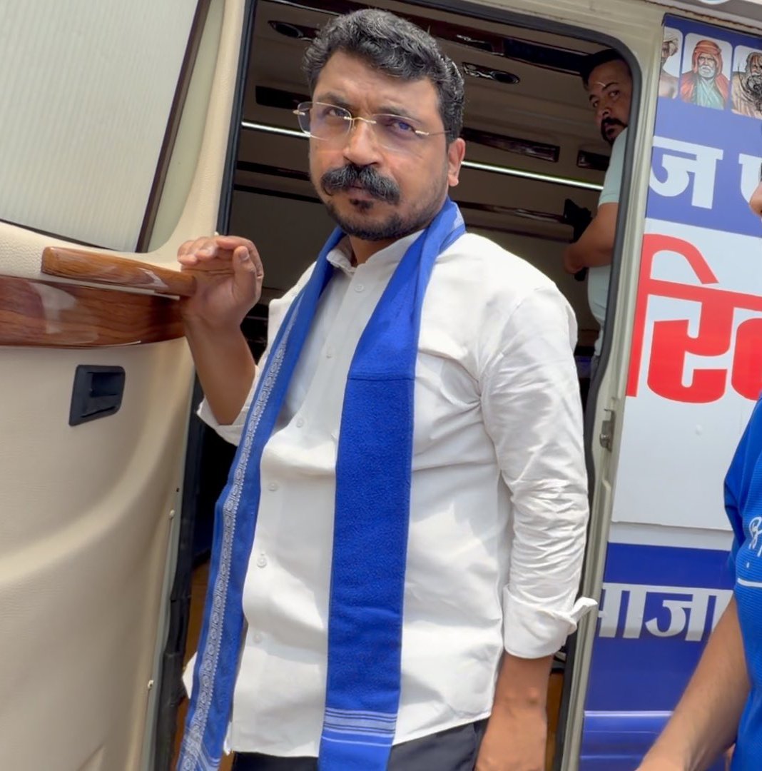 TheEqualityLab's tweet photo. सपा के प्रवक्ता राजकुमार भाटी ने एक चैनल को दिए गए इंटरव्यू में आजाद समाज पार्टी को लेकर बेहद घमंड भरे लहजे में बात की है।

उन्होंने कहा कि चंद्रशेखर की सत्ता परिवर्तन रैली में मात्र 500-1000 लोग ही आ रहे हैं जबकि हमारी रैली की पूरे देश में चर्चा है।

आपकी क्या राय है इस बयान पर? https://t.co/6OMqy4eRN3