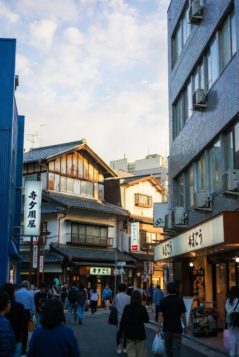 ranishinblue's tweet photo. 東大阪の商店街がまちごとホテルみたいになって宿泊者増えてるって聞いて、なんか違和感あったんやけど…

近所のおばちゃんが『観光客じゃなく普通の人が泊まりに来るんやって』言うてて、急に大阪の変化が身近に感じて胸熱くなったわ。 https://t.co/poYLliOfMq