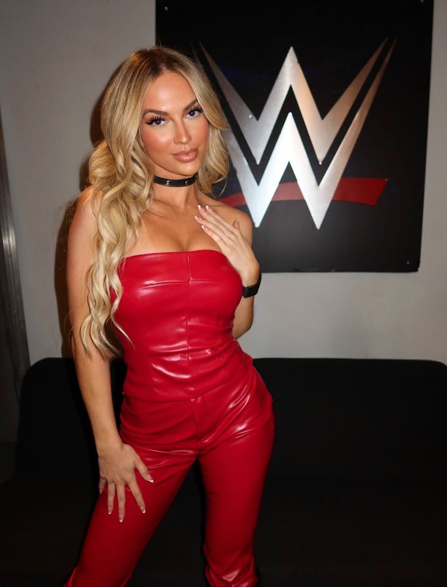 IfLooksCanSlay's tweet photo. Revenge is best served dressed in red. https://t.co/ciWGOW7puT