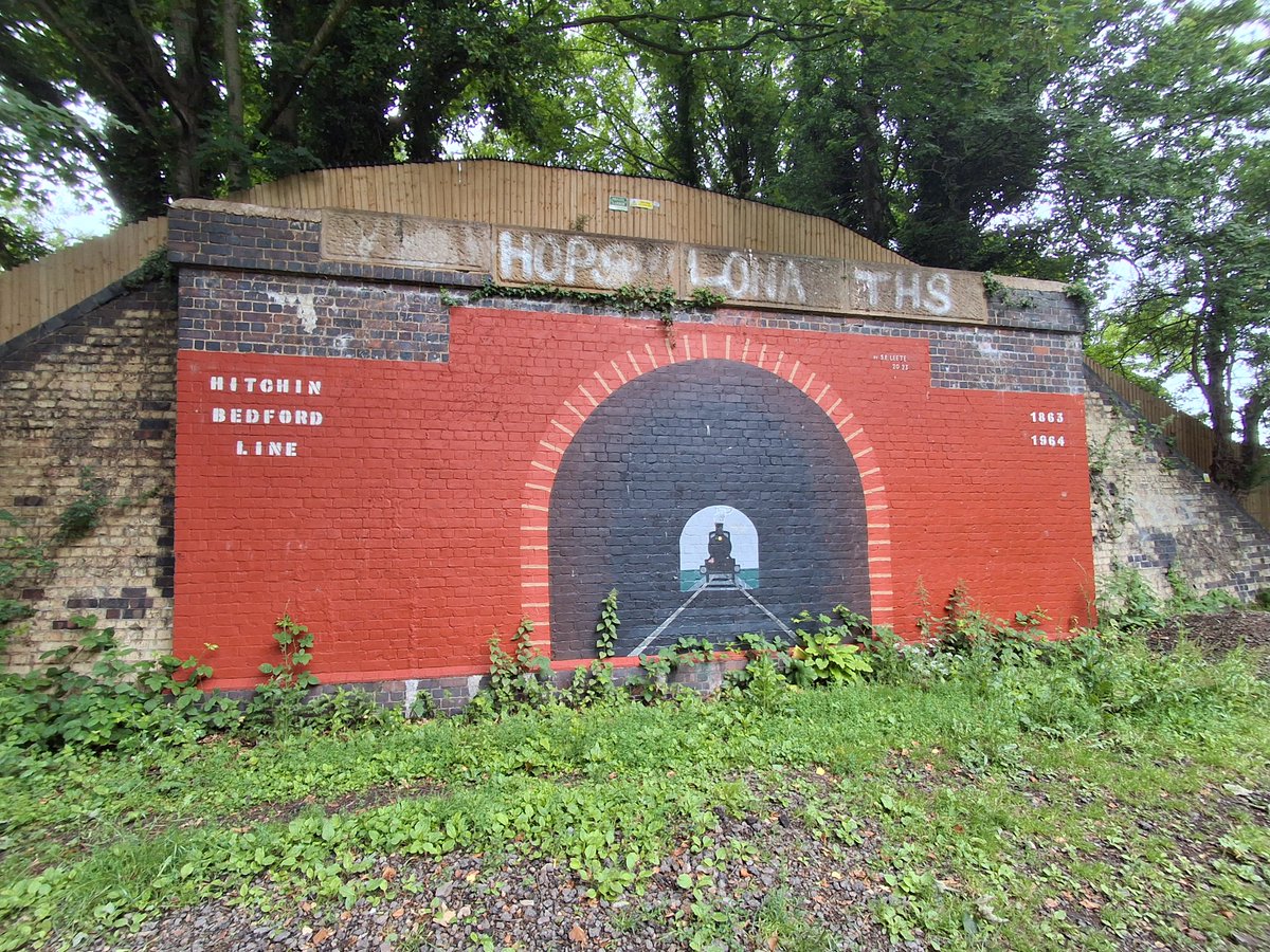 A1an_M's tweet photo. Just North of Hitchin in Hertfordshire there’s a railway junction. Trains for Cambridge leave the East Coast Mainline and pass over it via a recently built flyover.
But 60 years ago, there was another junction here, and another main line. Let's do a little exploring... 🙂 🧵1/14 https://t.co/WOiy3oS1K4