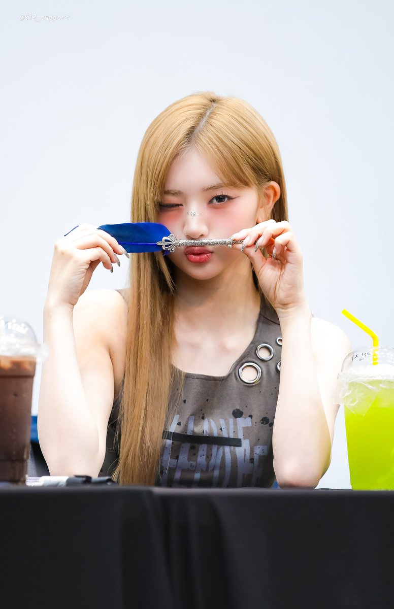 theholysoda's tweet photo. 260607 #곽연지​
Blue feather dip pen
#Yeonji #꽥꽥단 #tripleS #트리플에스
#ASSEMBLE26 #Baby_Flower https://t.co/EXIDfKZTTA