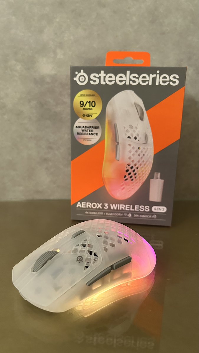Morrigh4n's tweet photo. J’ai réussi à prendre la photo pile sur la même couleur que la boîte 😏👌
Aerox 3 Wireless de chez @SteelSeriesFR ✨
Elle existe également en noir et magenta 🎨 et est certifiée IP54 ☔️

Produit offert https://t.co/ismaHKjgfH