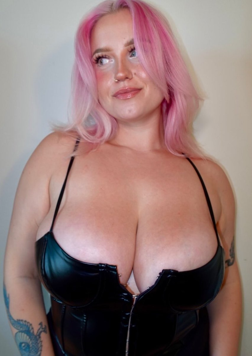 Marval_fans's tweet photo. If looks could kill ,and her Pink hair🥵 https://t.co/Vu96ihqMbt