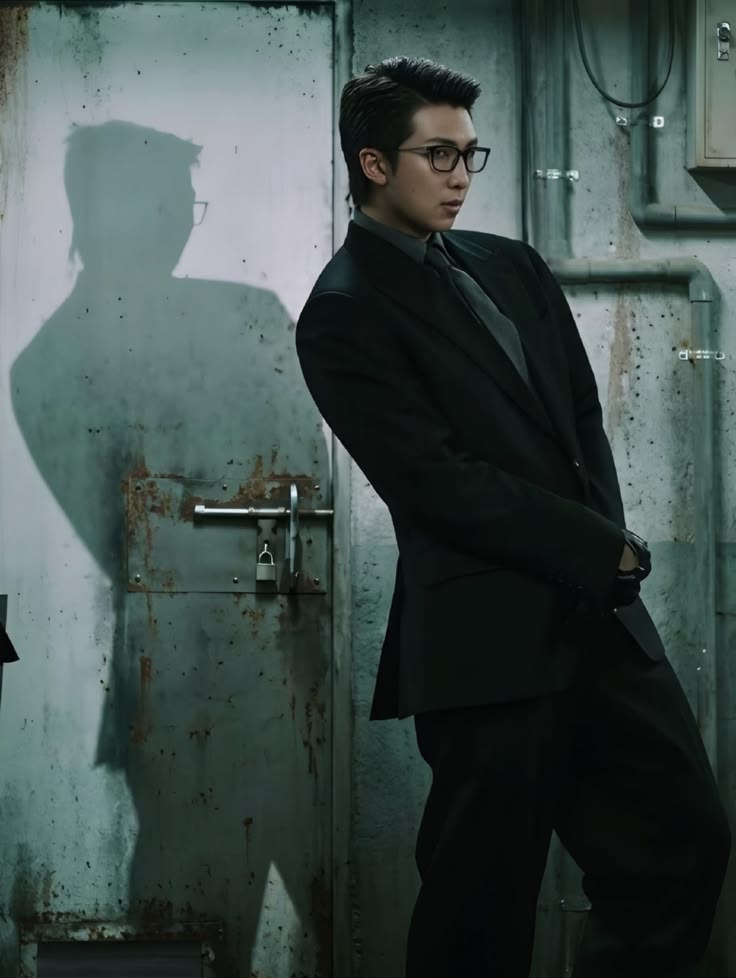 BTStoleMyTidies's tweet photo. Even his shadow is perfect😭💕 https://t.co/uZVtZ0DwWx