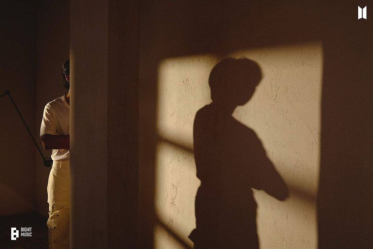 BTStoleMyTidies's tweet photo. Even his shadow is perfect😭💕 https://t.co/uZVtZ0DwWx