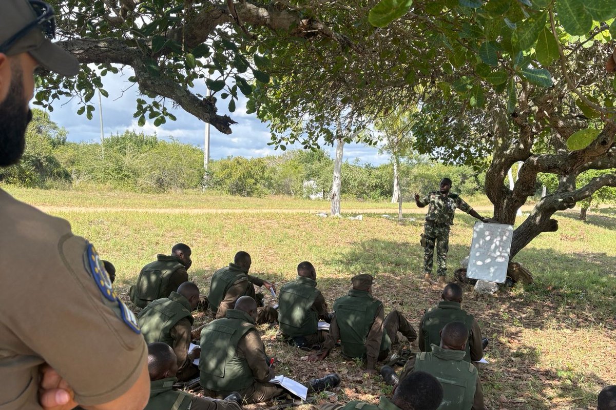 EUMAMMozambique's tweet photo. The 1st QRF of #ArmyCommandos and the 3rd QRF of #NavyMarines of the #FADM, #EUMAMMOZ conducted mentoring activities in the area of prisoner handling, reinforcing operational procedures related to the security, control, transport and treatment of detainees. https://t.co/kORU4XhGQQ