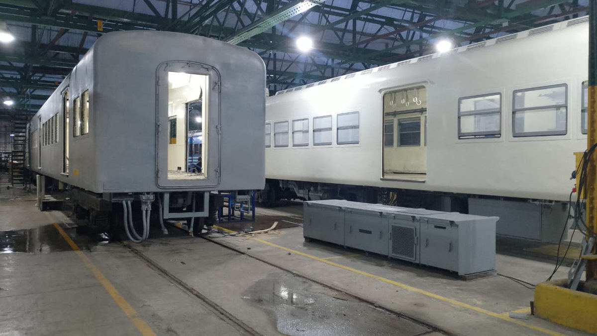 MascariniMarce's tweet photo. Más trabajos sobre el Toshiba con el antiguo esquema pronto a salir a servicio en la Línea Roca 👇 #TrenRoca https://t.co/NYfgBVEzAv