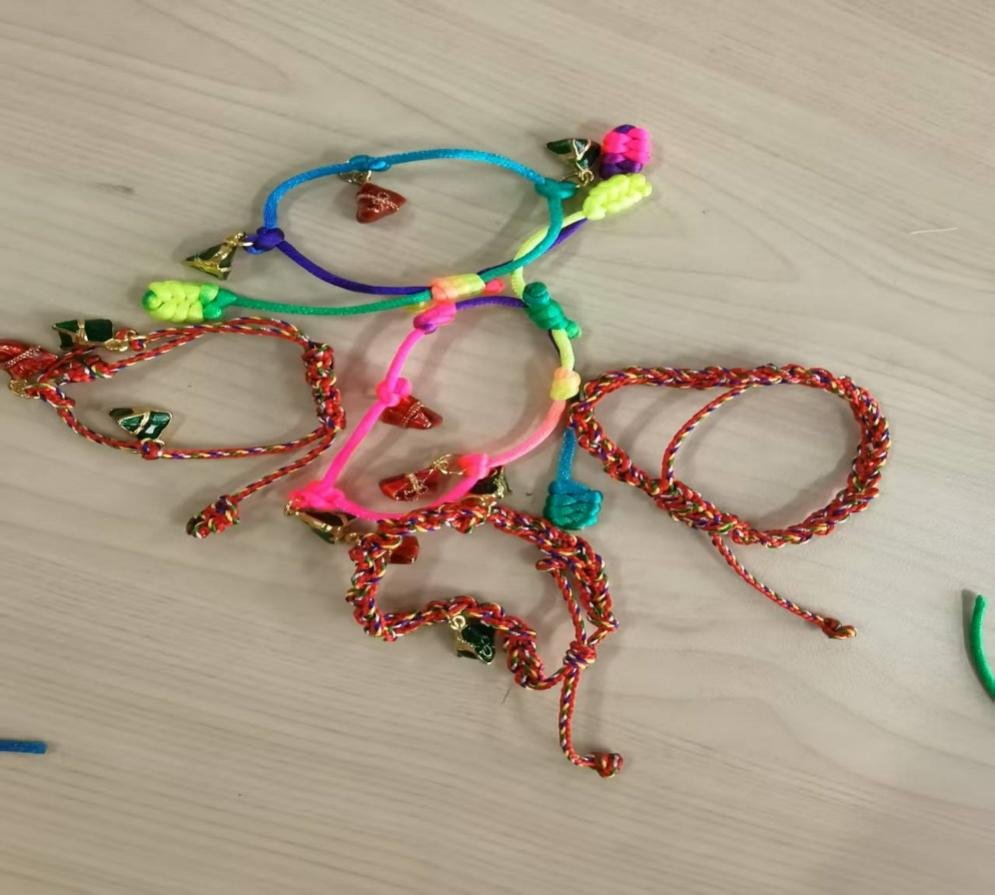 caTigTopngOmVjN's tweet photo. Making your own custom friendship bracelets is the coziest weekend vibe!  Colorful threads, tiny knots, and a little bit of love = the perfect small handmade gift for friends. Who’s grabbing their craft supplies this afternoon ， https://t.co/wKDRefXGbL