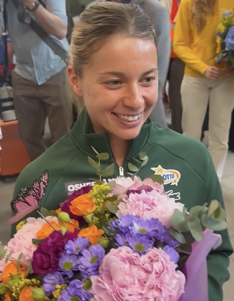 stephanecel's tweet photo. Retour triomphal aujourd’hui de Maja Chwalińska en Pologne. Elle a perdu sa finale. Mais son tournoi de Roland Garros restera inoubliable. 
Puissions-nous assister non pas à la fin d’un rêve, mais au premier chapitre d’une magnifique histoire ❤️🙏 https://t.co/3qskDNQA4x