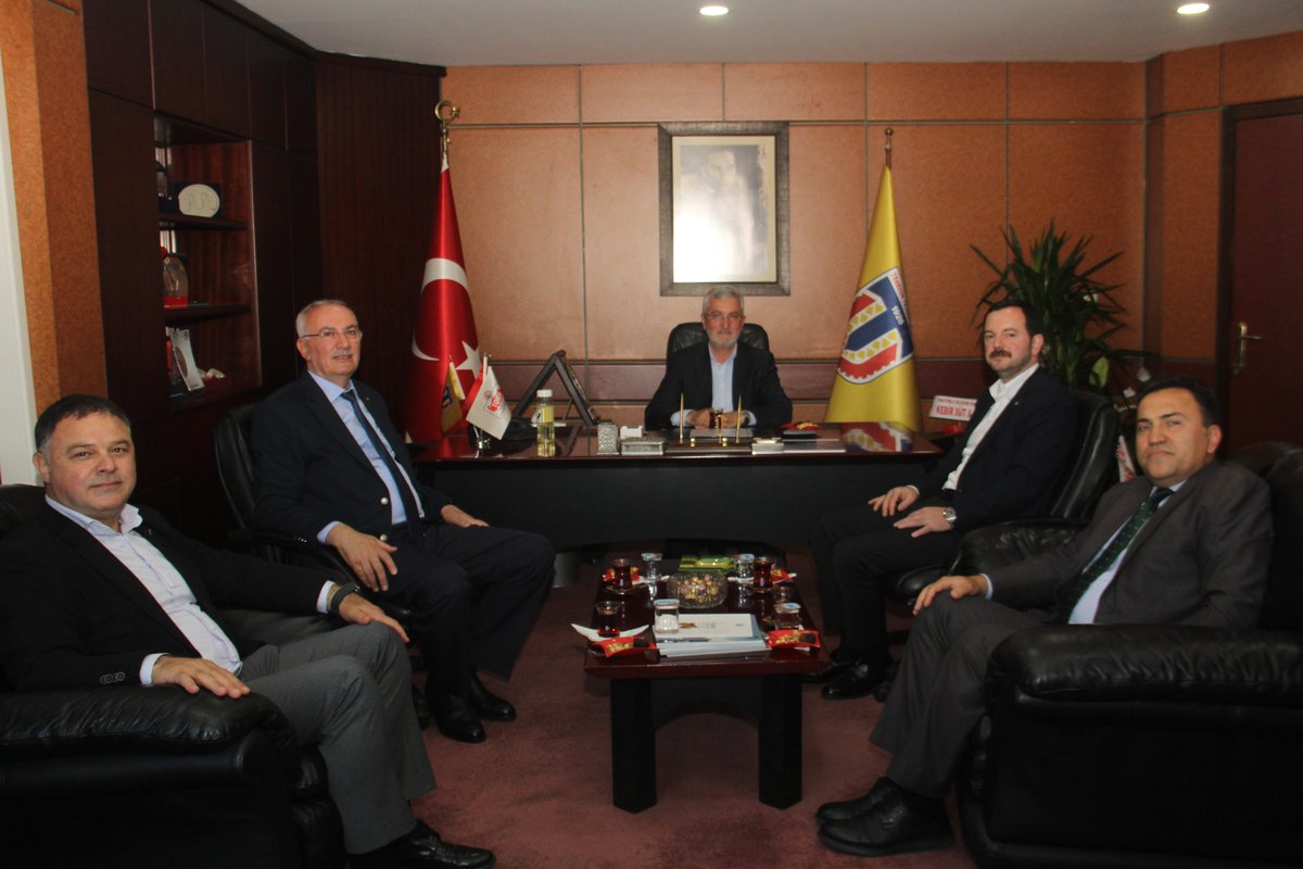 DkibTr's tweet photo. Yönetim Kurulu Başkanımız Sayın Selçuk İSKENDER, Yönetim Kurulu Başkan Yardımcımız Sayın Dursun Ali SAKARYA ve Yönetim Kurulu Üyemiz Sayın Cemil ALBAYRAK; Trabzon Ticaret Borsası Meclis Başkanlığı görevine gelen Sayın Yılmaz KARADENİZ’e tebrik ziyaretinde bulundu.

Ziyarette, bölgemizin üretim, ticaret ve ihracat potansiyeline ilişkin değerlendirmelerde bulunularak kurumlar arası iş birliği imkanları üzerine görüş alışverişi gerçekleştirildi.

Sayın Yılmaz KARADENİZ’i yeni görevi dolayısıyla tebrik ediyor, çalışmalarında başarılar diliyoruz.