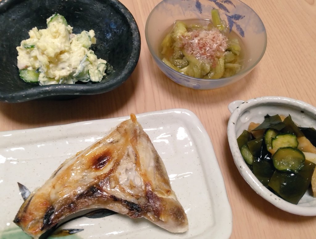 hitomincolor's tweet photo. 予報ほど暑くはなかったけど仕事は予想通り少し遅くなったので、昨日おかずを数品作っておいて正解だった。帰宅してからご飯を炊き、鰤のカマに塩をして焼き、あとは作り置きのおかずを盛り付けただけ。昨日の私ありがとう。明日も副菜は同じ。メインだけ、何かしら焼くなり煮るなりする。 https://t.co/SQAkWJ3sXG