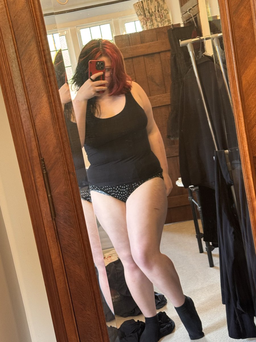 ReignAndRiot's tweet photo. I could be pretty if I wasn’t so fat. Like my weight distribution is pretty okay but my stomach, arms and thighs are so gross. And that’s not even mentioning my face 🤢 https://t.co/Hf0lWgMNwq