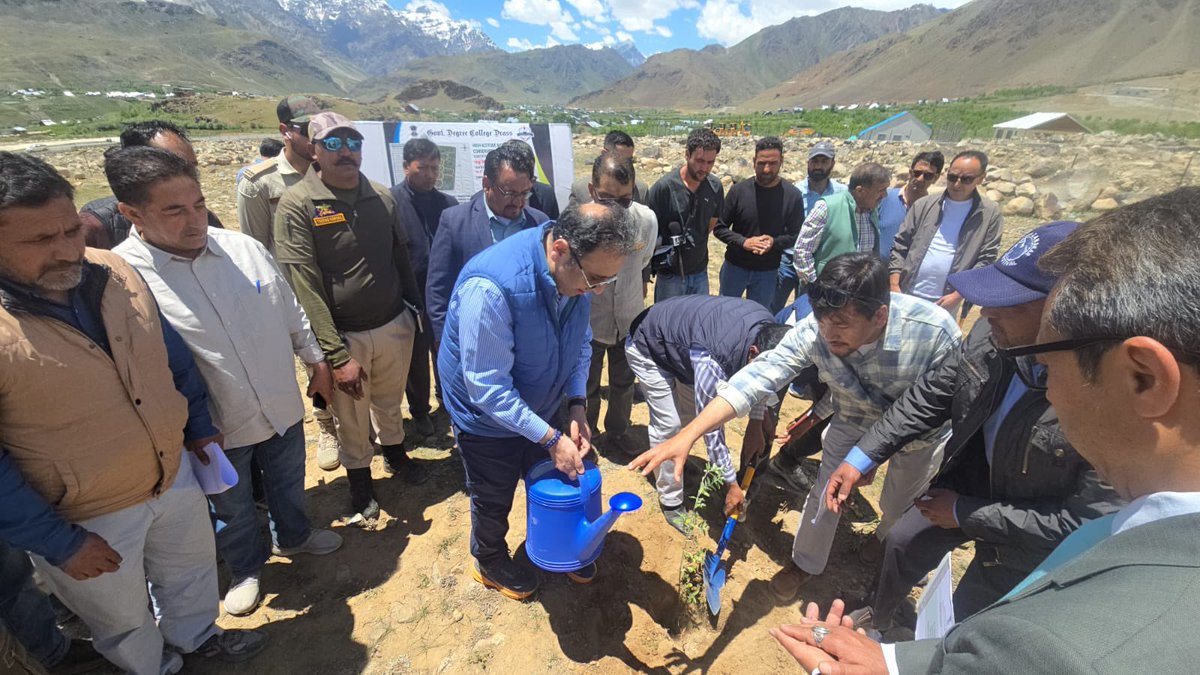 gdc_drass's tweet photo. @gdc_drass host Chief Secretary UT Ladakh @ashishkundra. Held extensive visit to infrastructure under progress, unveiled Annual College Magazine Himbabs-The Snow Land, Planted a tree under #EKPEDMAAKENAAM in High Altitude Biodiversity Research &amp; Conservation Park. https://t.co/6SOsvPYoRa