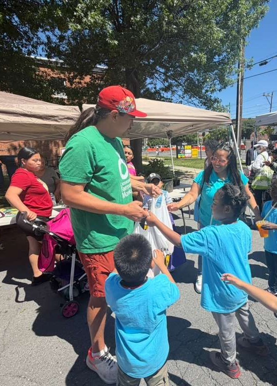 CentroNia's tweet photo. 🌱 Growing knowledge beyond the classroom!
Our Pre-K students from CentroNía Takoma Park enjoyed a hands on visit to the Crossroads Farmers Market. They were able to meet our friends & partners at @CrossroadsNtwk , learn about fresh food, & more! 🍅🥦
#CommunityLearning #ece https://t.co/8qifQhCLcJ