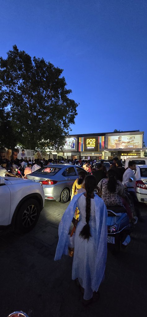 batmanntweet's tweet photo. #Peddi Day 5 Monday

Crowd at PGR CINEMAS TIRUPATI for Evening Show 🔥🔥 https://t.co/yNQ1XkHE3Y