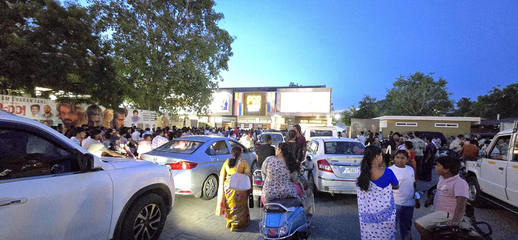 batmanntweet's tweet photo. #Peddi Day 5 Monday

Crowd at PGR CINEMAS TIRUPATI for Evening Show 🔥🔥 https://t.co/yNQ1XkHE3Y