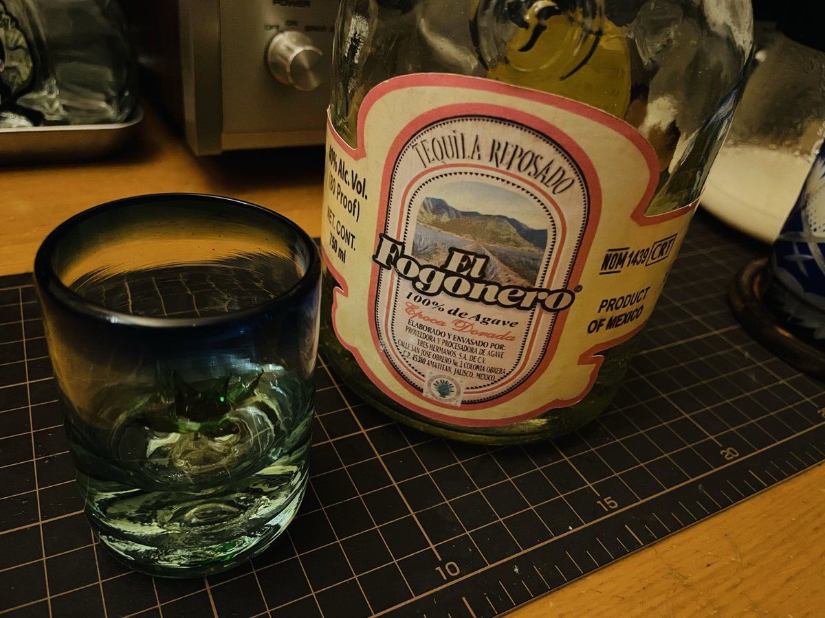 space_cake_jp's tweet photo. 【El Fogonero Reposado】(エル・フォゴネロ)
Premium Tequila / 750㎖ 40% Alc/Vol(NOM 1439)
ピンクの縁取りが施されたマイナーチェンジ前の旧ラベル。
ハリスコ州アマティタン地区の伝統的な家族経営蒸留所(NOM 1439)が手がけるアガベ100%のテキーラ。
#Tequila #Reposado https://t.co/07Q7hOq6dn