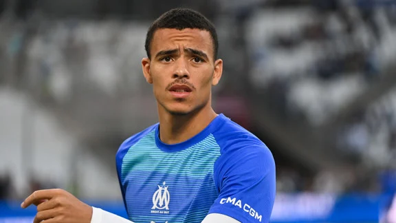 FCMarseille's tweet photo. 🚨 #MercatoOM | Le dossier Mason Greenwood 

🇮🇹 Selon Corriere dello Sport, la Roma prépare une première offre de 35 M€ + 5 M€ de bonus (40 M€ au total). Une proposition qui devrait être jugée insuffisante par l’OM, notamment en raison de la clause reversant 40 % de la plus-value à Manchester United.

❌ Selon Fabrizio Romano, Fenerbahçe ne devrait finalement pas passer à l’action pour recruter l’attaquant anglais.

🔴⚪ D’après Fichajes et La Gazzetta dello Sport, l’Atlético de Madrid a réactivé la piste Greenwood en vue d’un éventuel départ de Julián Álvarez.

💰 Selon Fabrizio Romano, l’OM réclamerait au minimum 50 M€ + 5 M€ de bonus pour envisager un transfert cet été.

🇸🇦 Enfin, https://t.co/wGNPhYmPke affirme qu’Al-Hilal étudie une offre pouvant atteindre 120 M€ pour attirer Greenwood en Saudi Pro League.