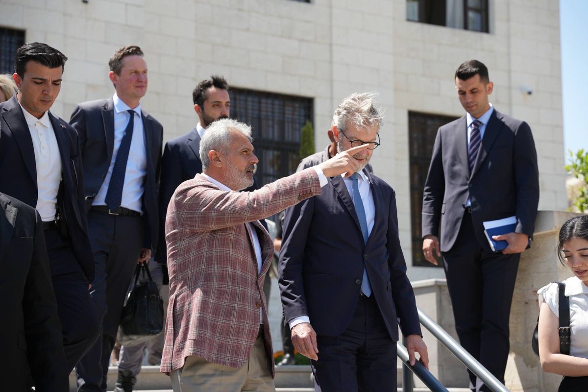 mehmetonturktr's tweet photo. Hatay’ımız için kolları sıvadık, ulusal ve uluslararası iş birlikleriyle şehrimizi ayağa kaldırıyoruz.

Avrupa Yatırım Bankası Başkan Yardımcısı Sayın Robert De Groot, İlbank Genel Müdürümüz Sayın Eyyüp Karahan ve beraberindeki heyeti Büyükşehir Belediyemizde ağırladık. Şehrimizin altyapı ve üstyapısını güçlendirecek stratejik yatırımlar üzerine kapsamlı bir görüşme gerçekleştirdik.

Hatay’ımızı el birliğiyle, modern ve sürdürülebilir bir geleceğe hazırlıyoruz.