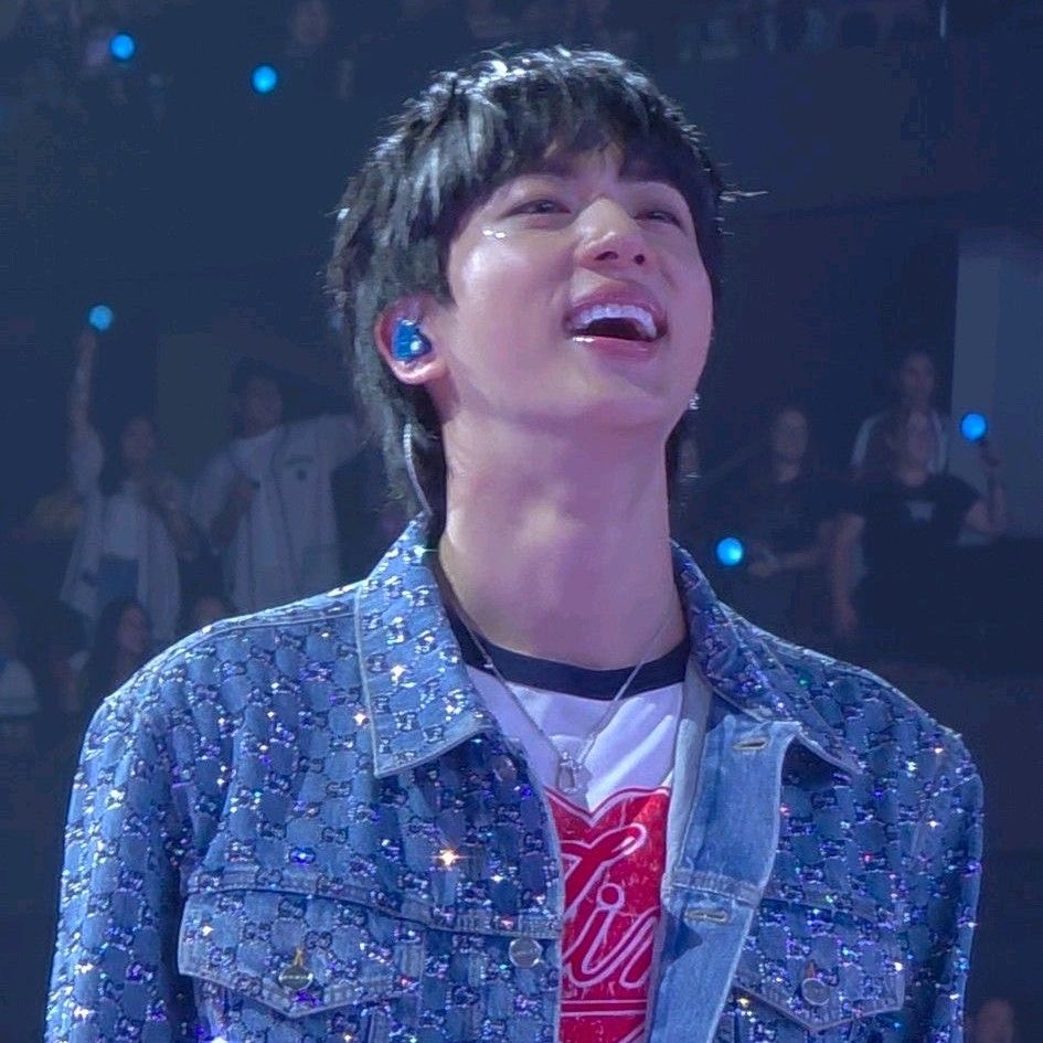 1204aura's tweet photo. happiness looks so good on him https://t.co/D7JAOhSCQ3