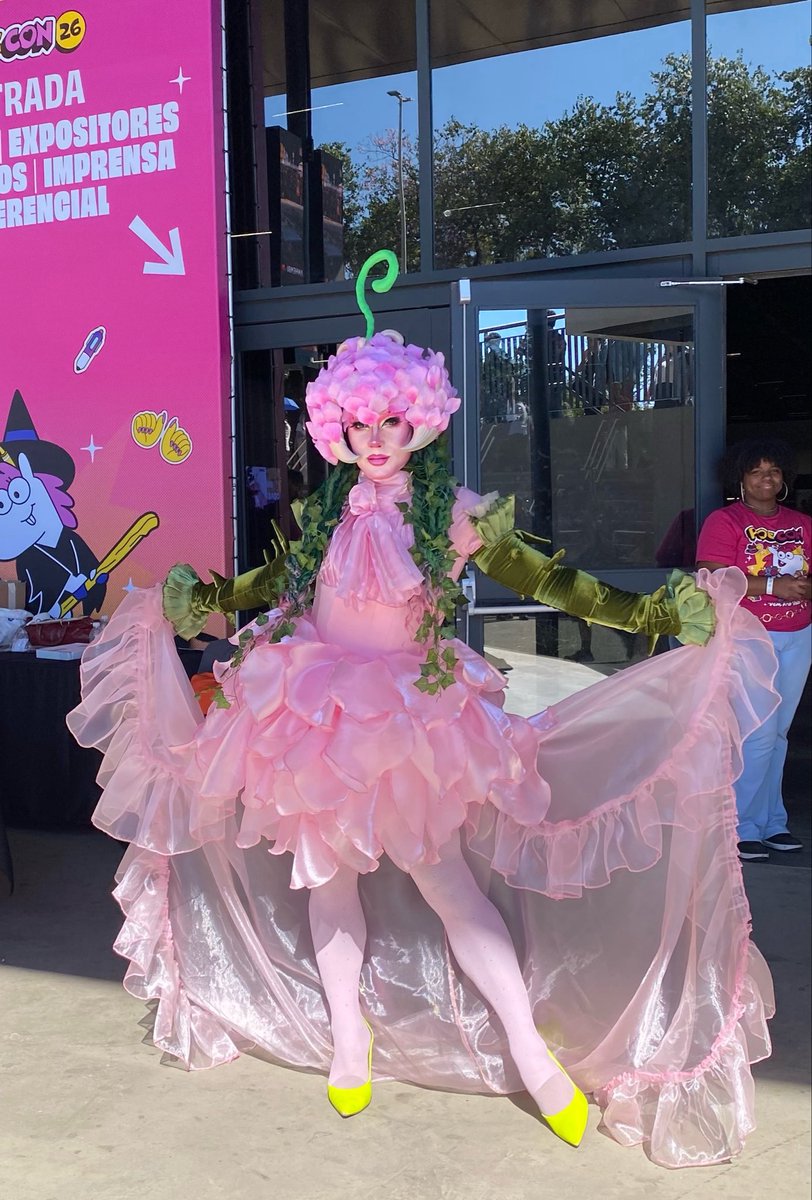 savanadragqueen's tweet photo. Lookinhos servidos na PocCon desse ano!
Muito misteriosa, muito floral! 
Amei muitoooo!
#dragqueen #look https://t.co/dFkph9WhWY