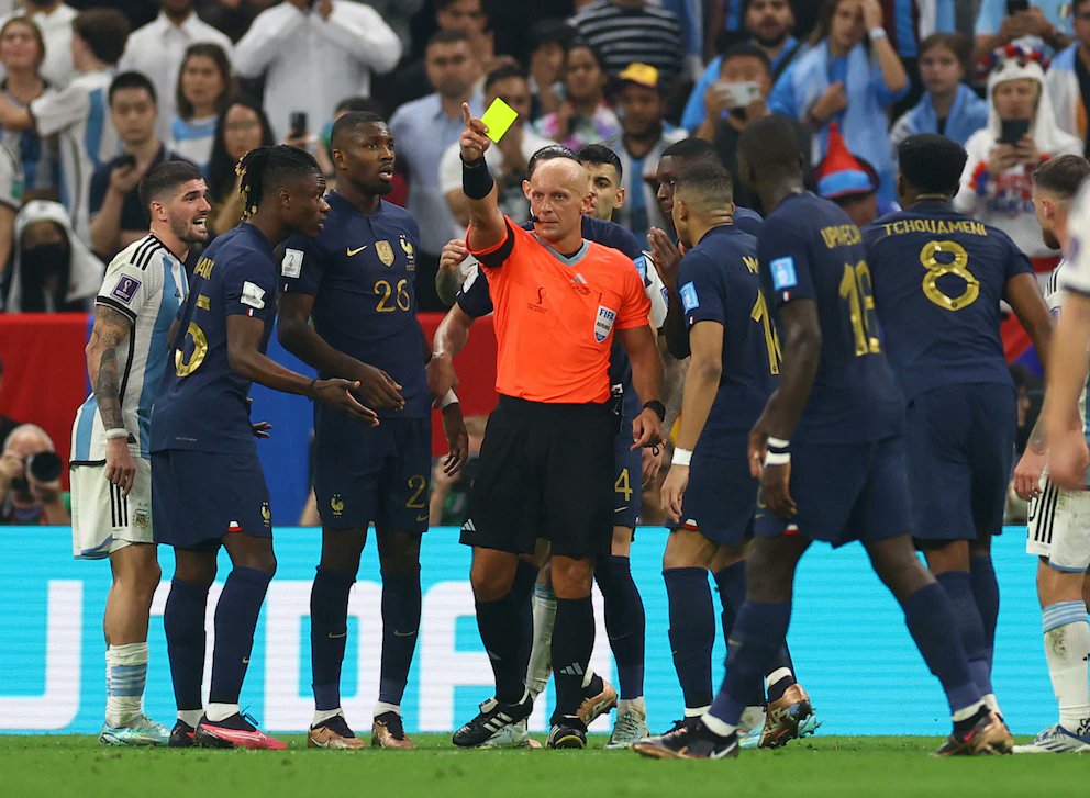 refereestore's tweet photo. Revelaron cuánto podrían ganar los árbitros en el Mundial: la cifra por llegar a dirigir la finalLa cifra que maneja Clattenburg para quienes lleguen a la instancia final del torneo oscila entre USD 60.000 y USD 70.000 por toda su participación. https://t.co/JFhQUjYDUk