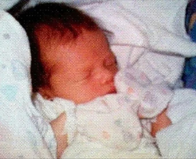 Rainmaker1973's tweet photo. This is the first ever cell-phone picture. 

Taken by software engineer Philippe Kahn of his newborn daughter, on June 11th, 1997. https://t.co/mwgVA5j2Dv