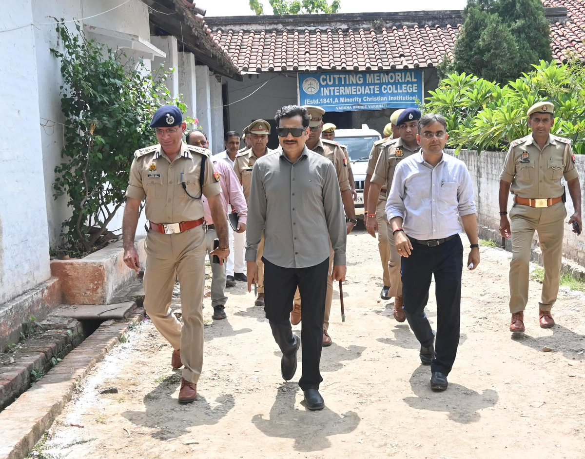 varanasipolice's tweet photo. #CP_VNS @mhtagarwal द्वारा आरक्षी नागरिक पुलिस एवं समकक्ष पदों पर सीधी भर्ती परीक्षा – 2025 की परीक्षा केन्द्रों का @deo_varanasi संग किया गया स्थलीय निरीक्षण, ड्यूटी पर लगे पुलिसकर्मियों को दिए आवश्यक दिशा निर्देश ।
#Uppolice
#PoliceCommissionerateVaranasi https://t.co/QcTCEZrE6S