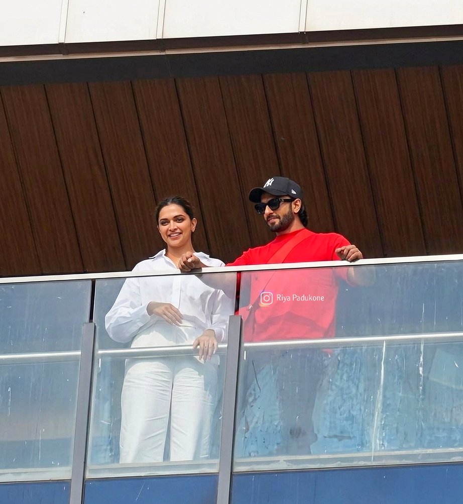 AlwaysBollywood's tweet photo. #DeepikaPadukone Shows Off Her Baby Bump While Touring New Bandra Residence with #RanveerSingh ❤️ https://t.co/eUKdYte8T3