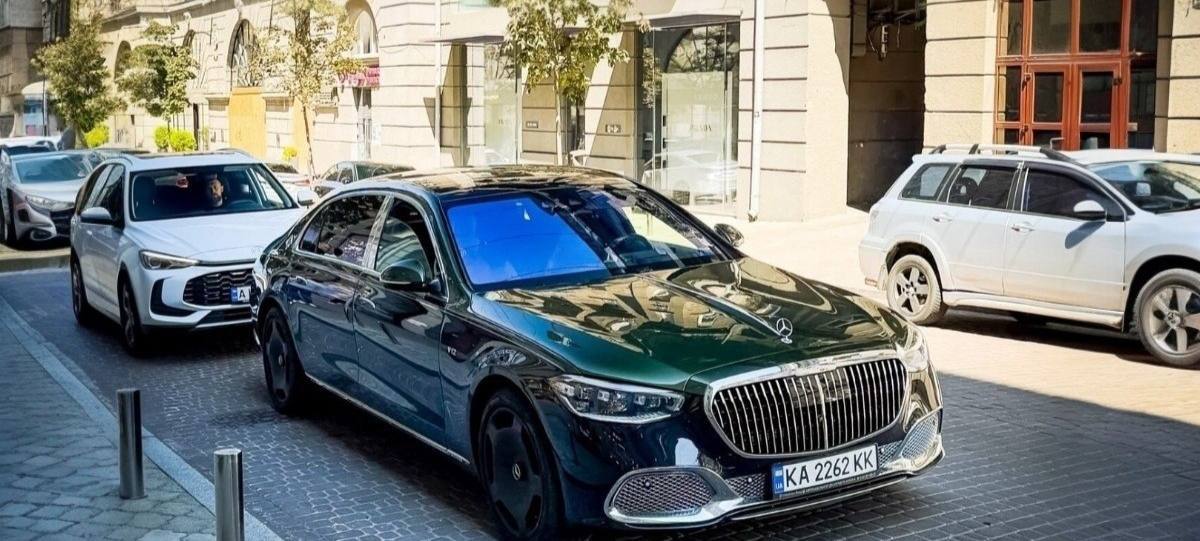 okley67's tweet photo. Kyiv

One of the rarest cars in the world – the Mercedes-Maybach V12 Edition.

Limited to exactly 50 units worldwide.

Intricate 24-karat gold exterior badges and hand-finished Saddle Brown interior trim. https://t.co/pY5Kx4SGmJ
