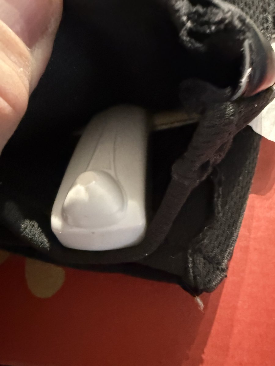 CliffMorton's tweet photo. @SportsDirectUK @SportsDirect_CS 

Hi, how do I make complaint or contact a Manager please?
Placed an order online &amp; your Customer Service Department want more Photos. It seems that the Security Tag still attached, isn’t enough to justify a return,
Which I’m legally entitled to https://t.co/RbvzZmSDfg