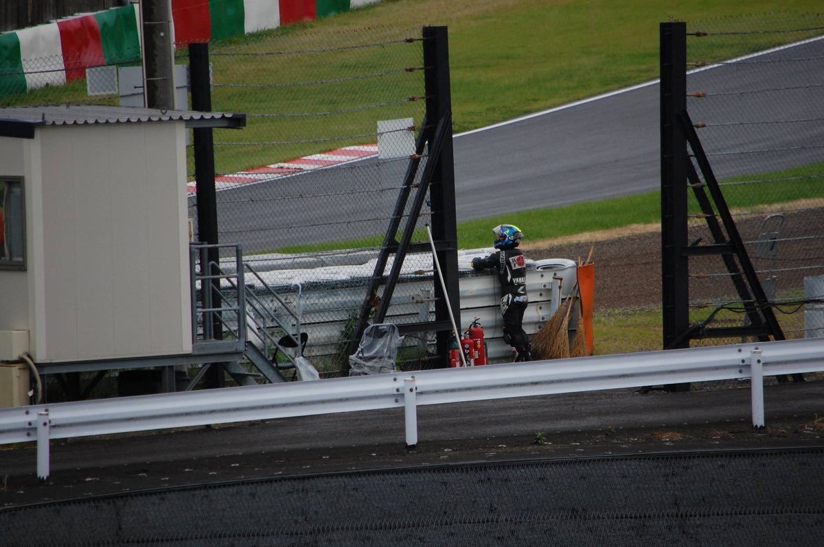 keitatsukawaki's tweet photo. 鈴鹿サンデーロードレース第2戦 JP-SPORT
予選-P8
決勝-DNF
グリッドに着いたタイミングで雨が降ってきてスタートディレイしウェットのレースでした
総合3位争い、クラストップを走行していてクラストップを守り抜く選択肢もありましたが総合トップが見えていたので攻めた結果転倒しました。 https://t.co/RHjlqKRcjh